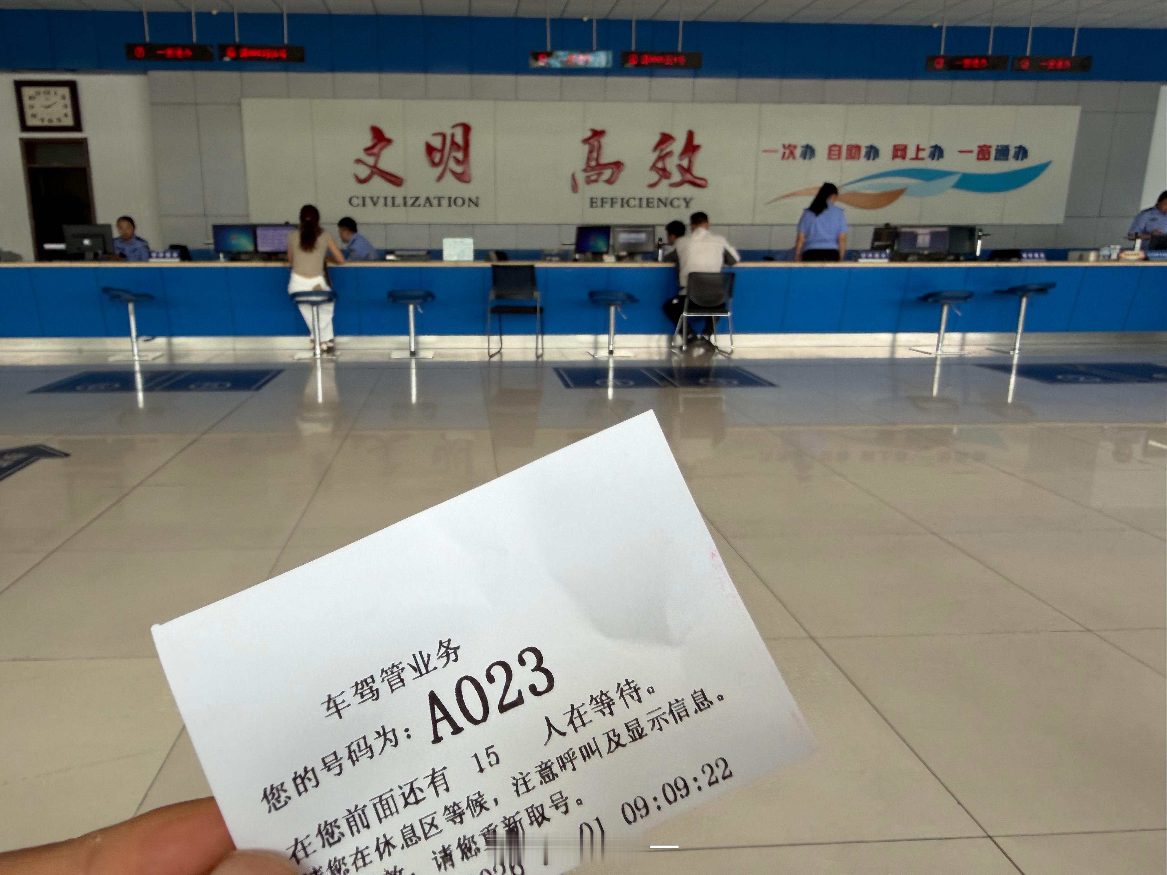 现在个人户的车不需要到车管所了，直接在线选号，车牌就邮寄到你家了。但公司户的车还