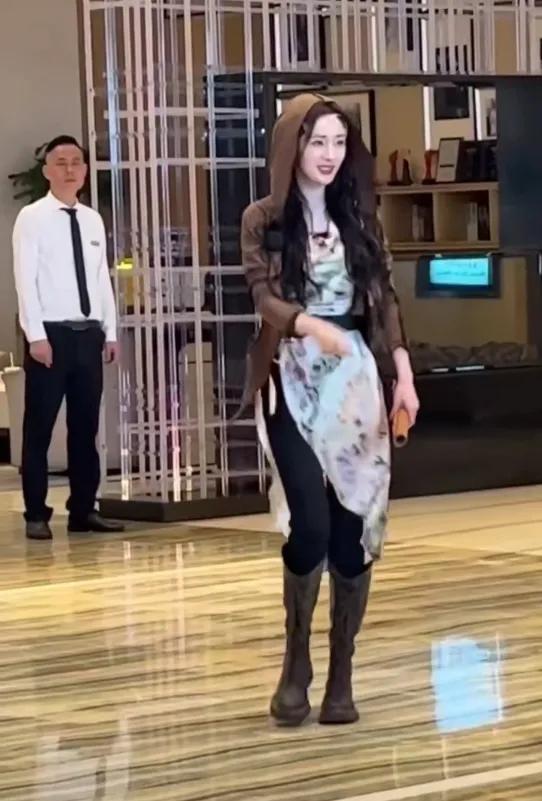 杨幂真的是明星当中很会穿衣服的人。
每一次无论是奢侈品大牌也好，还是普通的便服也