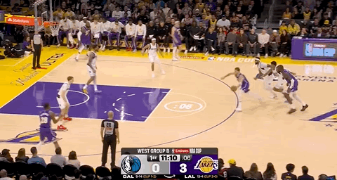 詹姆斯空接背扣，东契奇标志性三分！！！浓眉首球上演空接暴扣！

比赛太精彩了，独