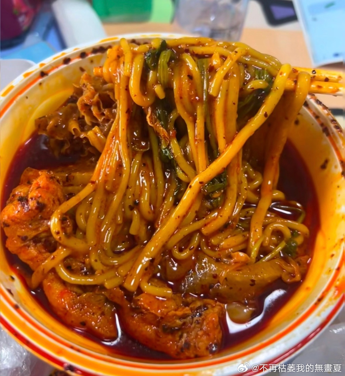 千问女孩吃上刘文祥了千问领AI办事卡，一句话让AI下单刘文祥，无门槛立减人人都能