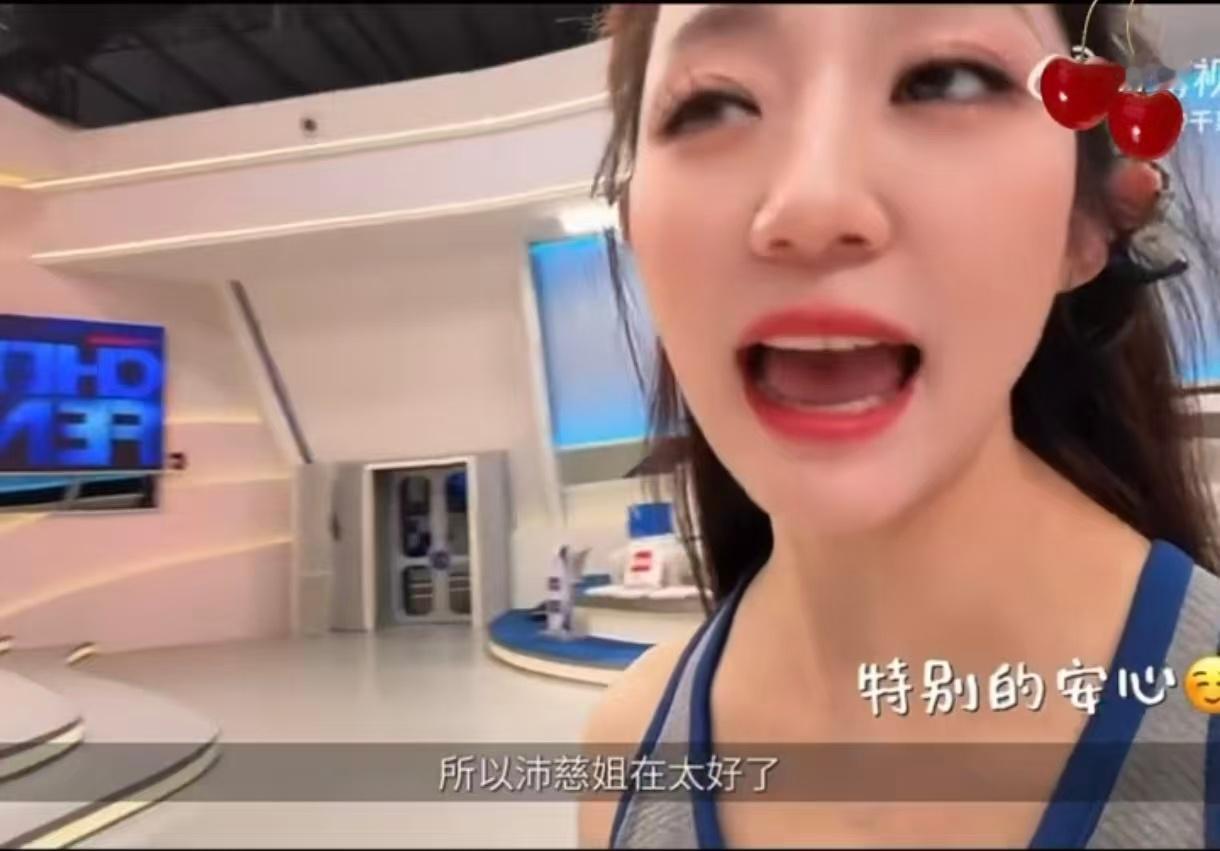 万千惠说沛慈姐在太好了用心打磨团队歌声，耐心协助每位队友校准音调，温柔包容负责，