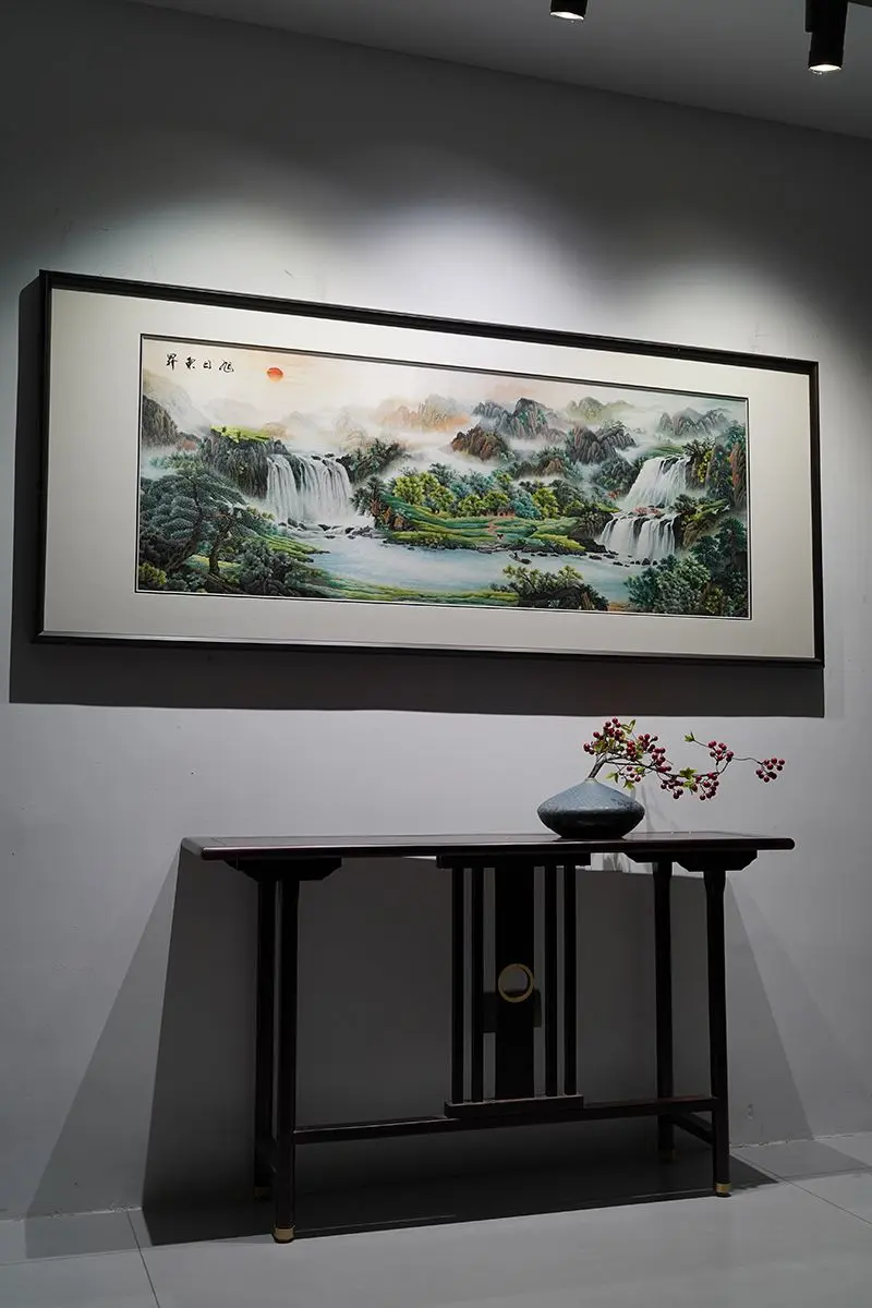 绣中江山，藏尽东方山水吉庆意 山水入绣，气象万千，尽在丝中。苍松迎客...