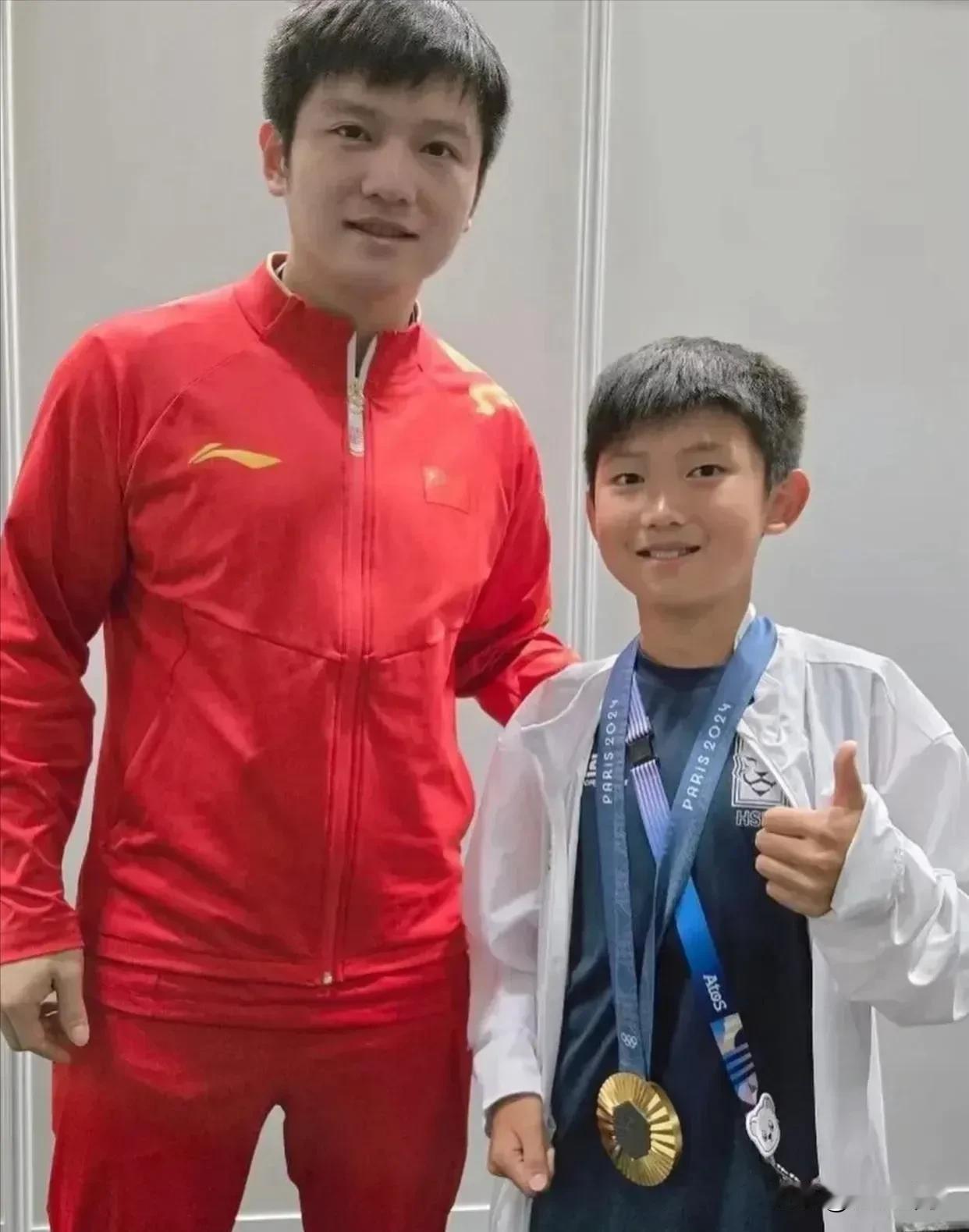 韩国乒协主席柳承敏找到了樊振东，希望樊振东能和他儿子合个影，并且把金牌给他的儿子