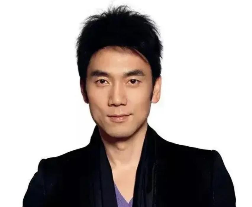 1995年，林依轮甩掉人老珠黄的黄琏之后，又爱上了年轻貌美的模特西华。他藏好私房