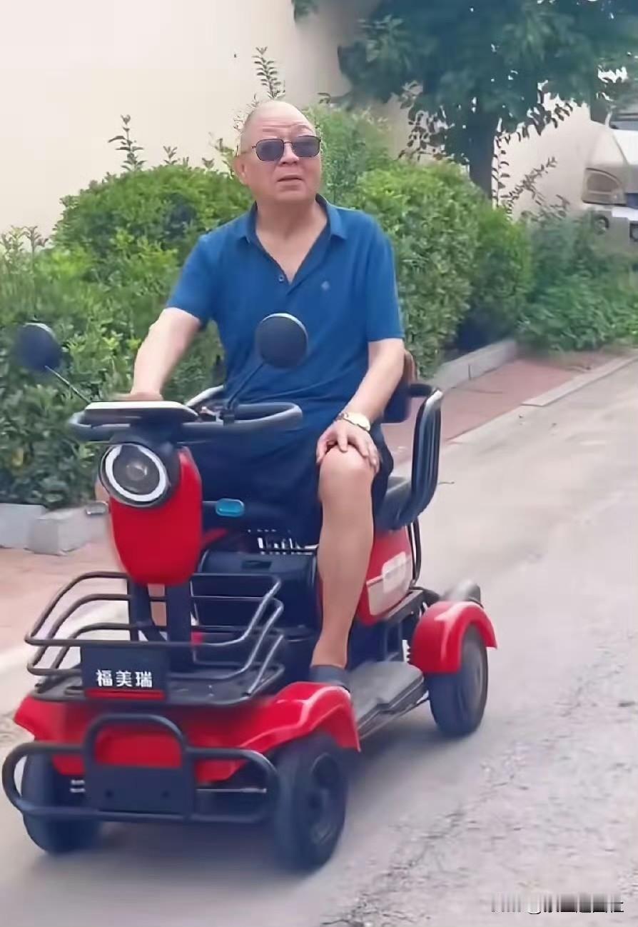 村里的乡道上，有人瞥见了王宝强的老爹。77岁的人了，蹬着一辆电三轮慢悠悠地遛弯，