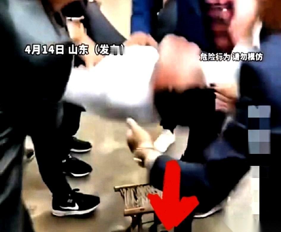 山东东营这间婚房里，穿白衬衫的伴郎被7个壮汉合力架起，后脑勺像铁球一样，对着坚硬