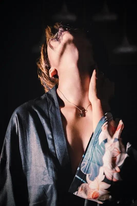 “笑贫不笑娼”常被误解。其实“娼”最初指歌舞艺人，是没依靠的底层人为谋生而从事的