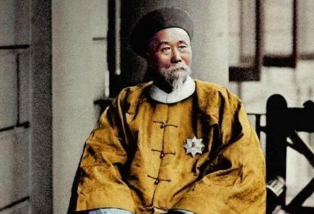 1868年，45岁的李鸿章看到母亲露在轿帘外的脚，忙低声说：“娘，你把脚往回收收