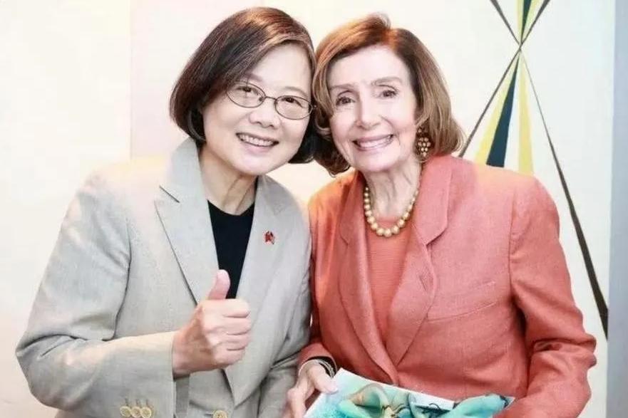 《过气老冬瓜》

头碰头，肩挨肩，拍照装神仙！

过气老冬瓜，凑块儿演喧哗！
