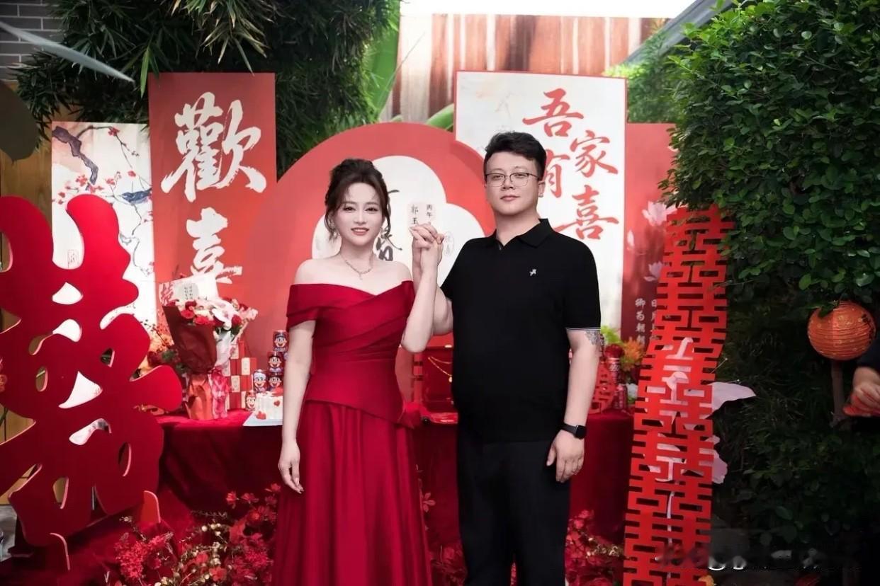 不怪大叔一脸幸福，换谁谁不是！