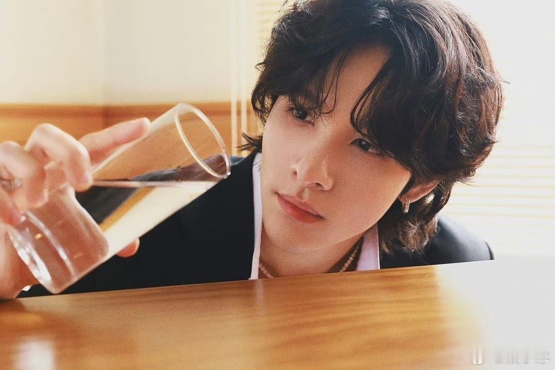 #王嘉尔samuel竟然认识# 看到王嘉尔samuel他们俩在微博音乐盛典的后台