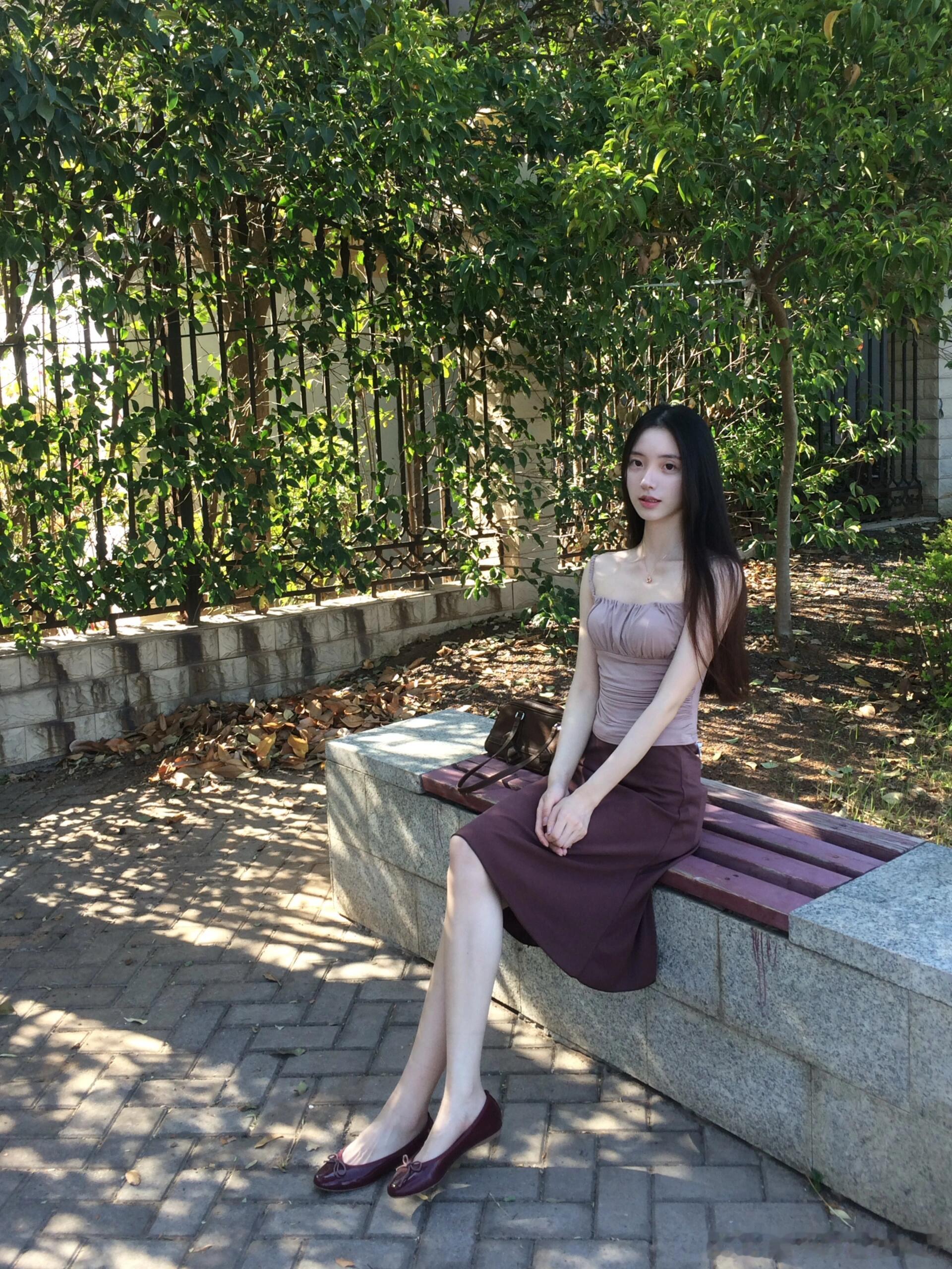 冷白皮大长腿，吊带更显青春靓丽～ ​​​