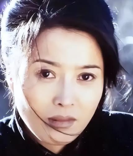 拿下3座金鸡奖的影后，前半生竟输得一败涂地！

荧幕上封神的老戏骨丁嘉丽，事业拿