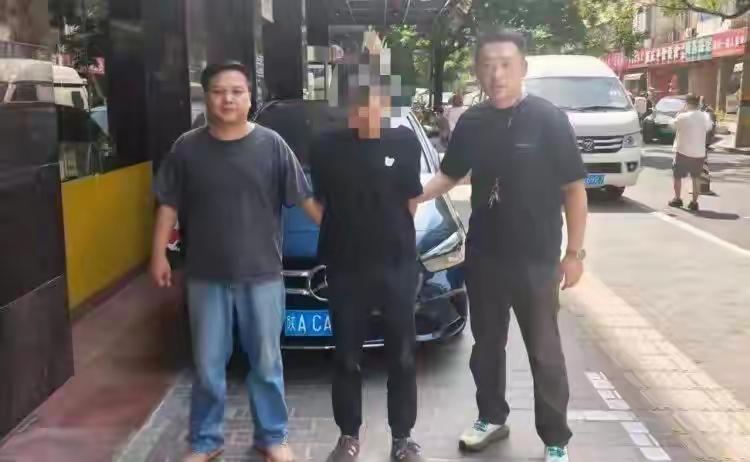 陕西西安，这家卤肉店的老板怕是做梦都没想到，自己起早贪黑卤出来的肉，大半年都在给