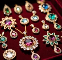 珠宝玉石属于高价值商品，一旦买到假货就损失惨重。国家一定要重罚严管造假行为，保护