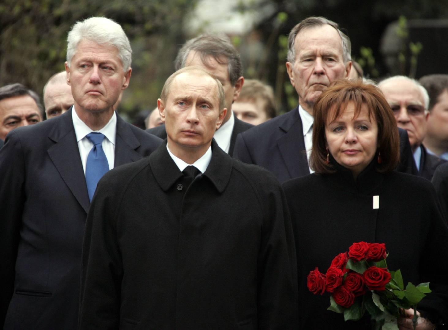 西洋历史文化鱼缸 2007年，在鲍里斯·叶利钦葬礼上的普京夫妇，以及美国前总统克