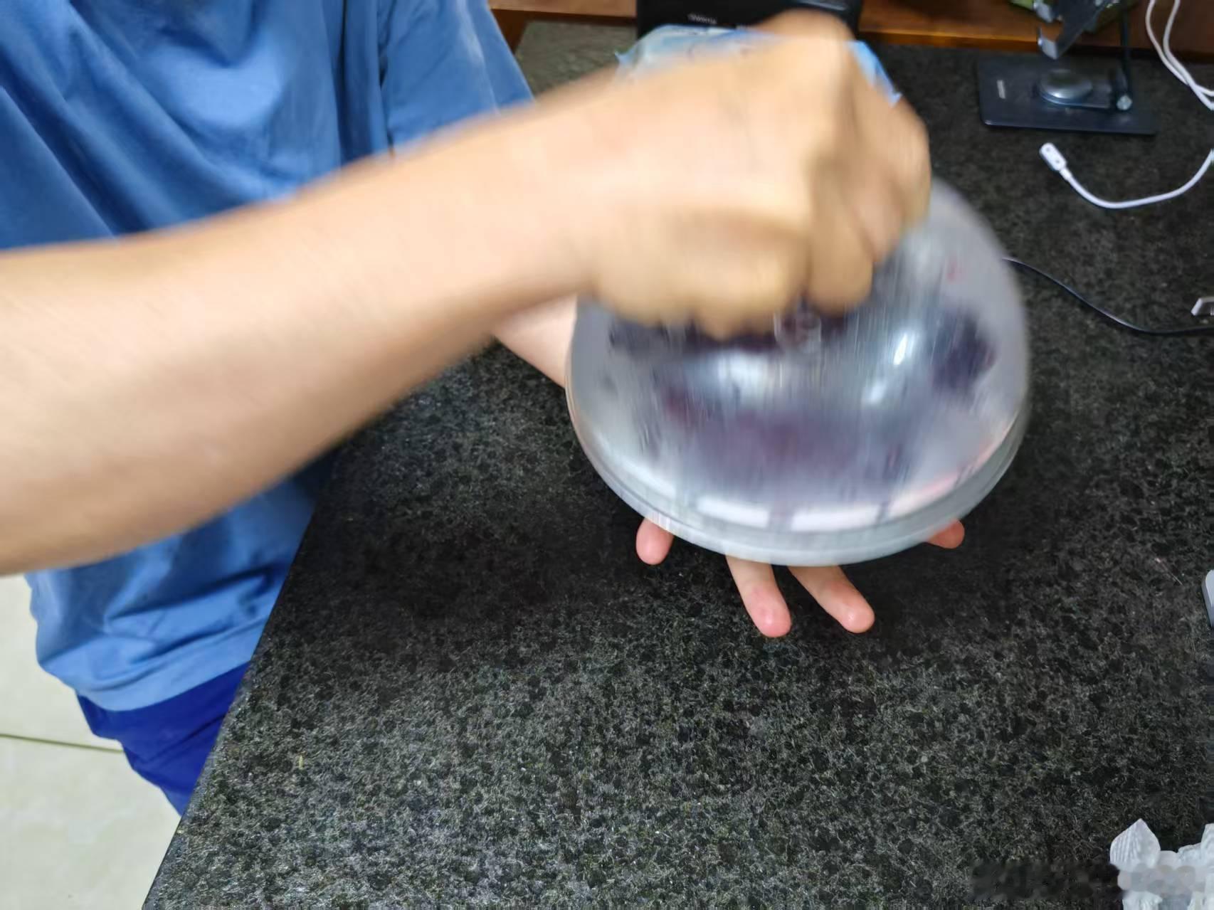家里有一个盖子和一个盘子，只要一配对扣上就取不下来。早上发现江哥又给扣上了，气得