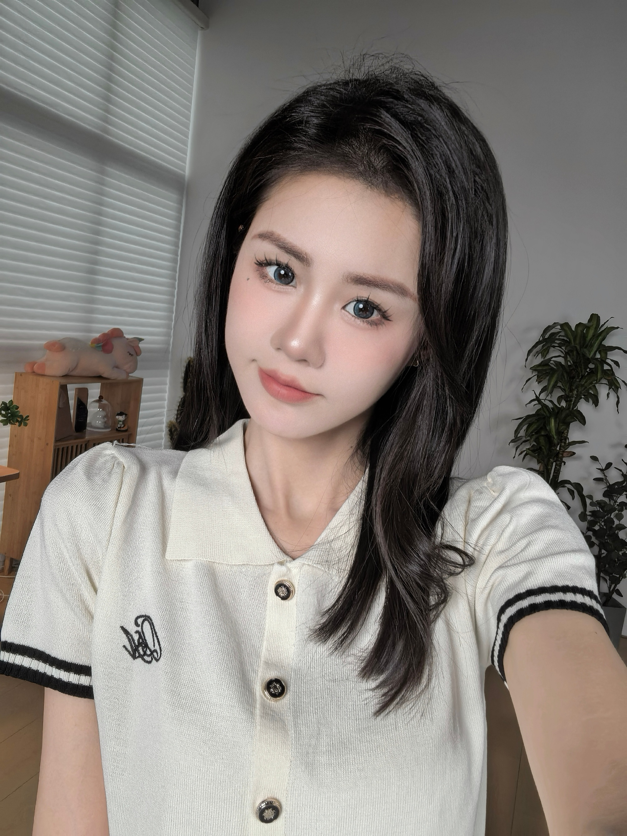 朋友圈和微博的差别belike朋友圈主打精装人设，偶尔发发好看照片微博完全放飞，