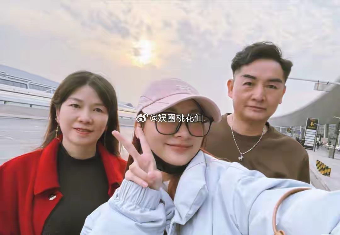 陆虎老婆嘘嘘带父母旅游，人美心也善，真是个孝顺的好女儿！ 