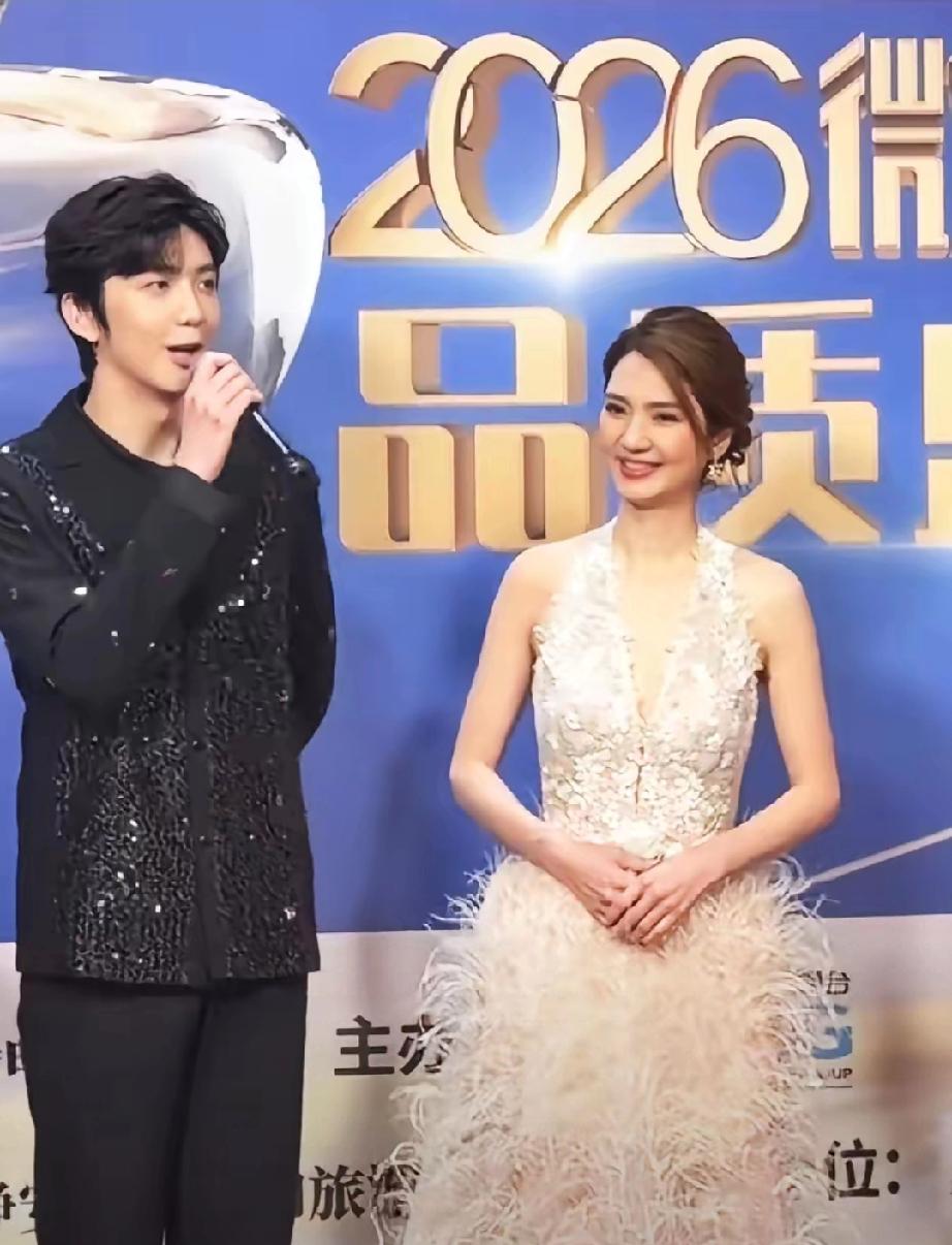 洪欣携儿子亮相活动！母子颜值惊艳，改姓细节藏家庭现状
 
           