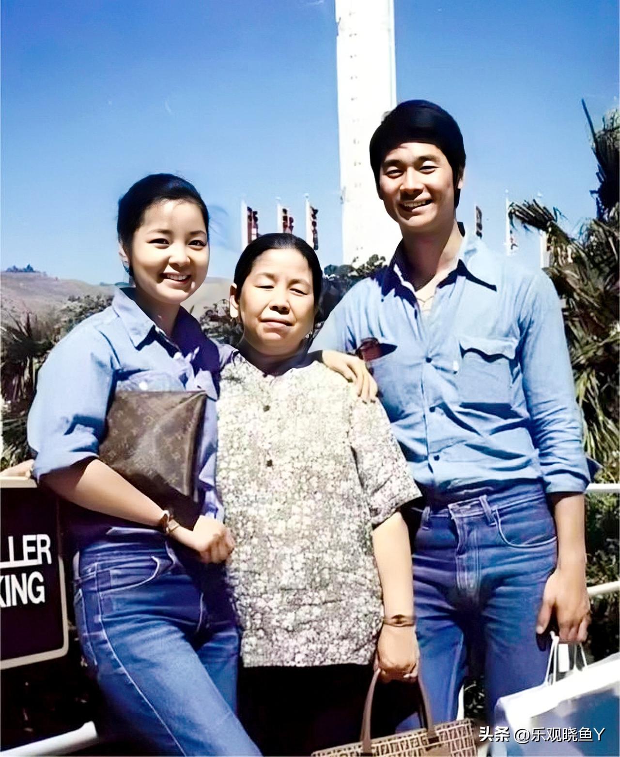 一九七八年，在美国洛杉矶游玩的邓丽君与她的母亲赵素桂和哥哥邓长富。当时邓丽君二十