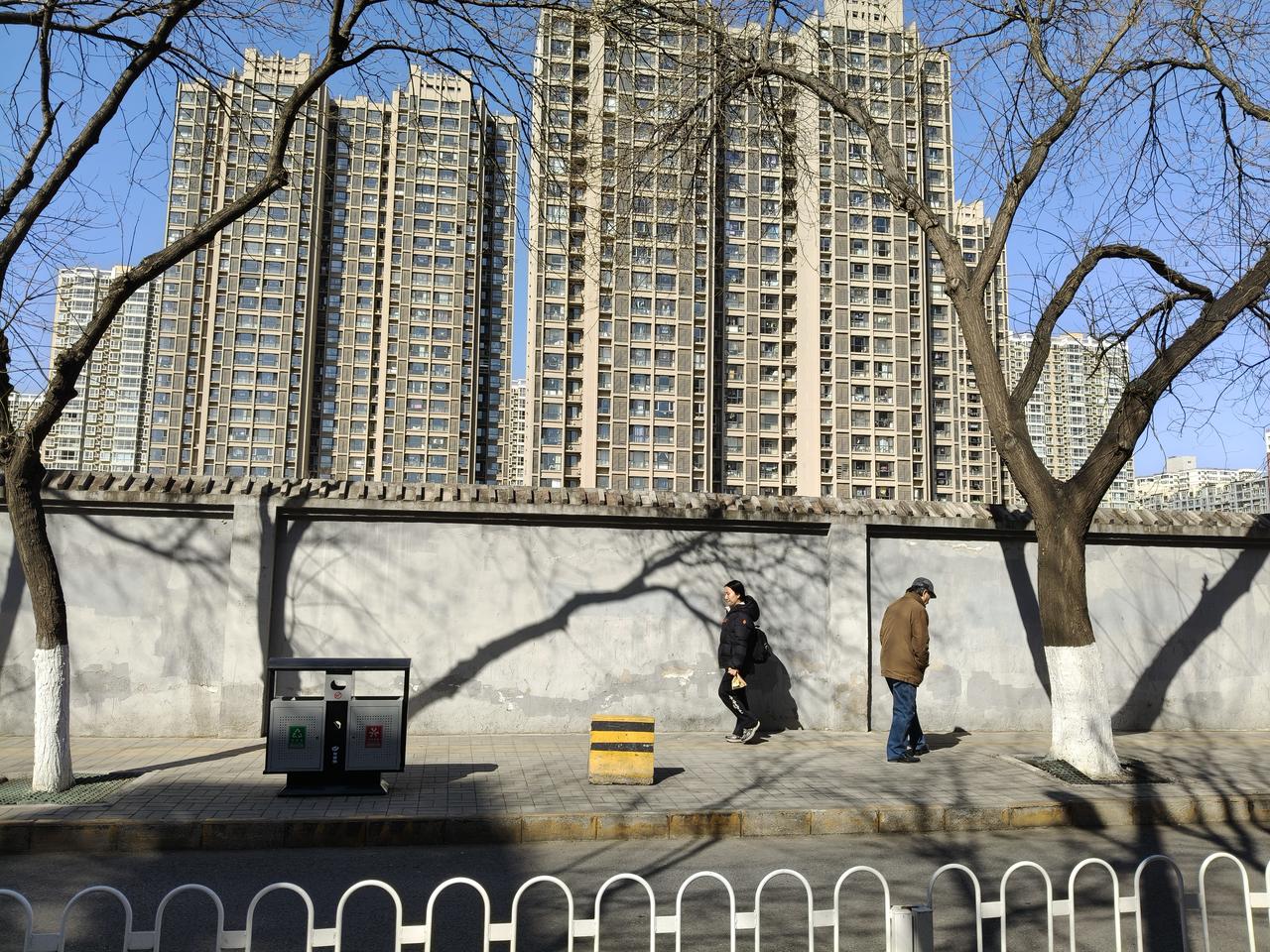 行同陌路的赶路人
3.9号下午，在小区门口拍的一个瞬间。
    两个陌生人，交