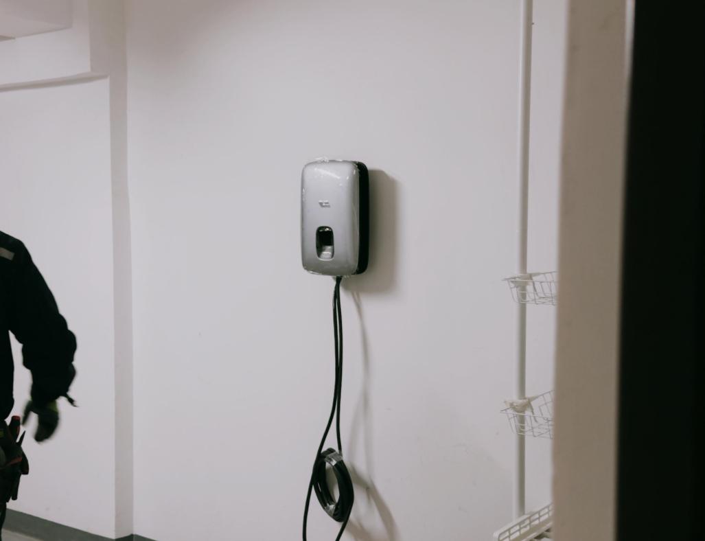 现在的燃油车车主到底有多糟心？
加一次油的钱可以买一件羽绒服。
加两次油的钱可以