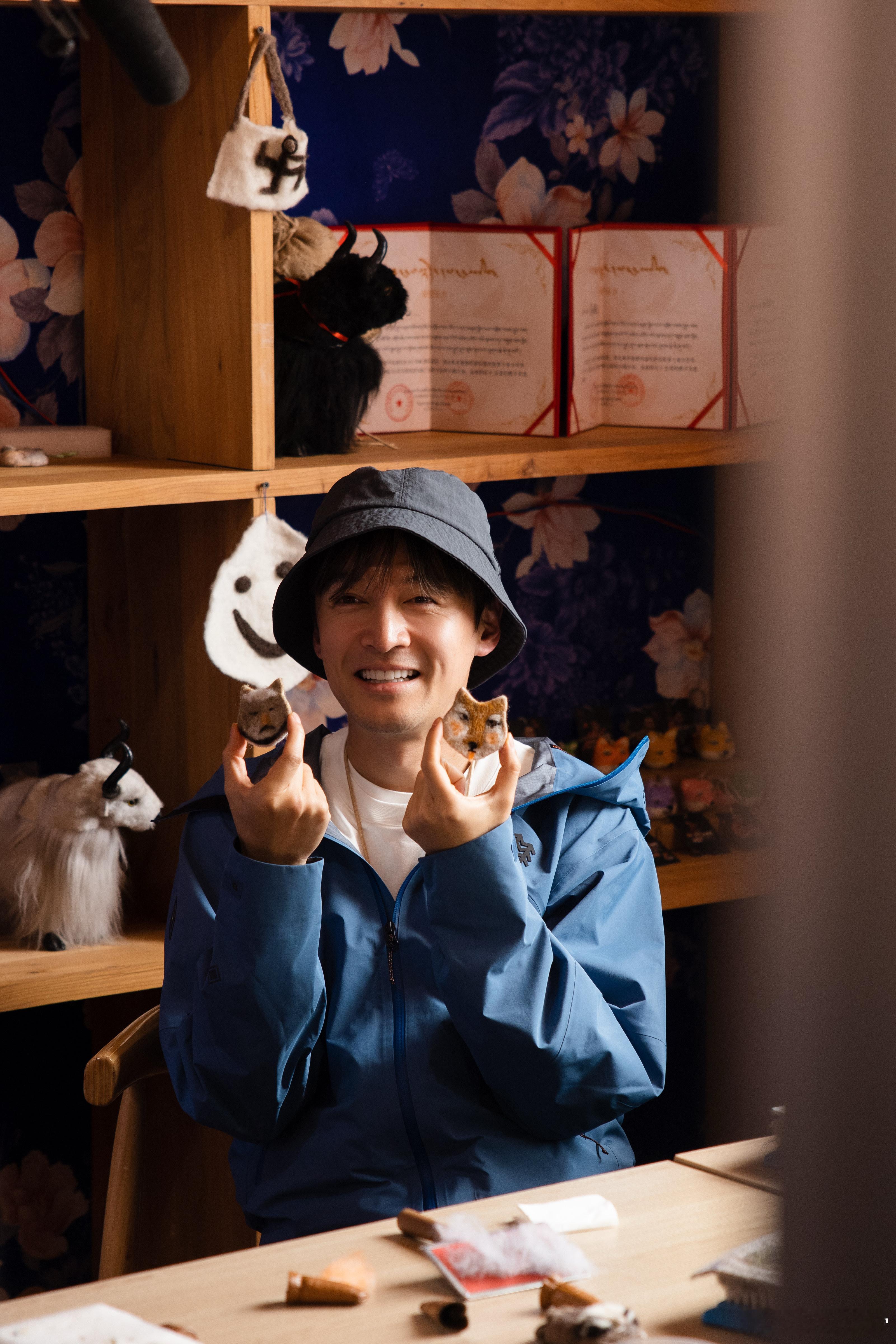 刘涛支持藏族阿姐戳戳乐创收  面对气候变化和生态挑战，藏族阿姐们选择用戳毛毡手艺