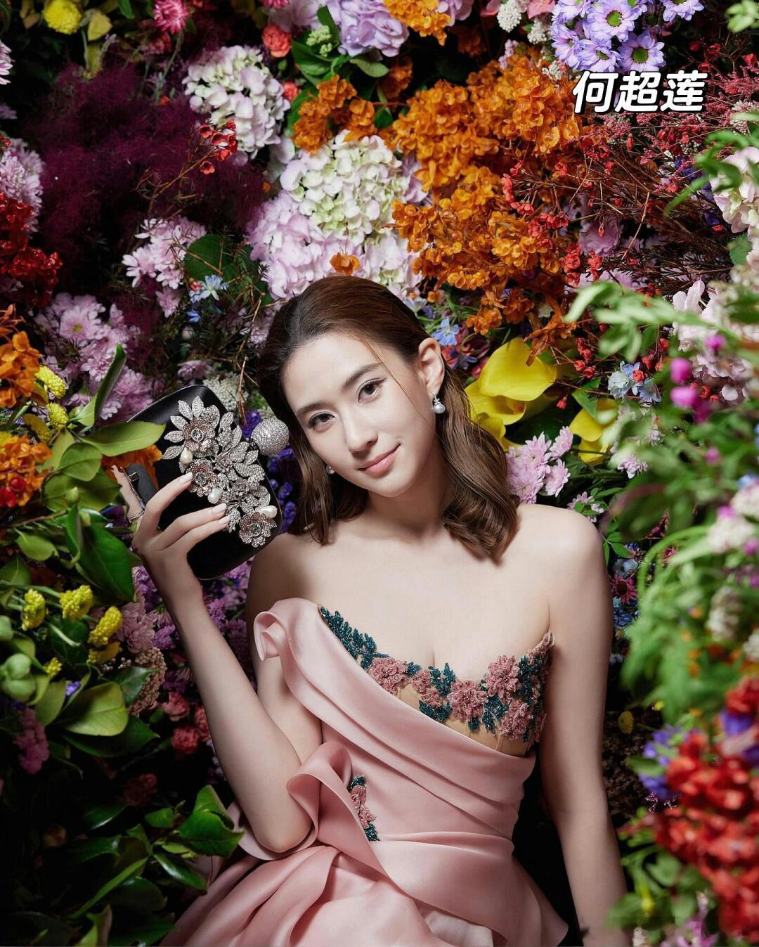 何超莲、沈月领衔众香港名媛千金聚会，各个有来头！赌王女儿何超莲，邱淑贞女儿沈月、