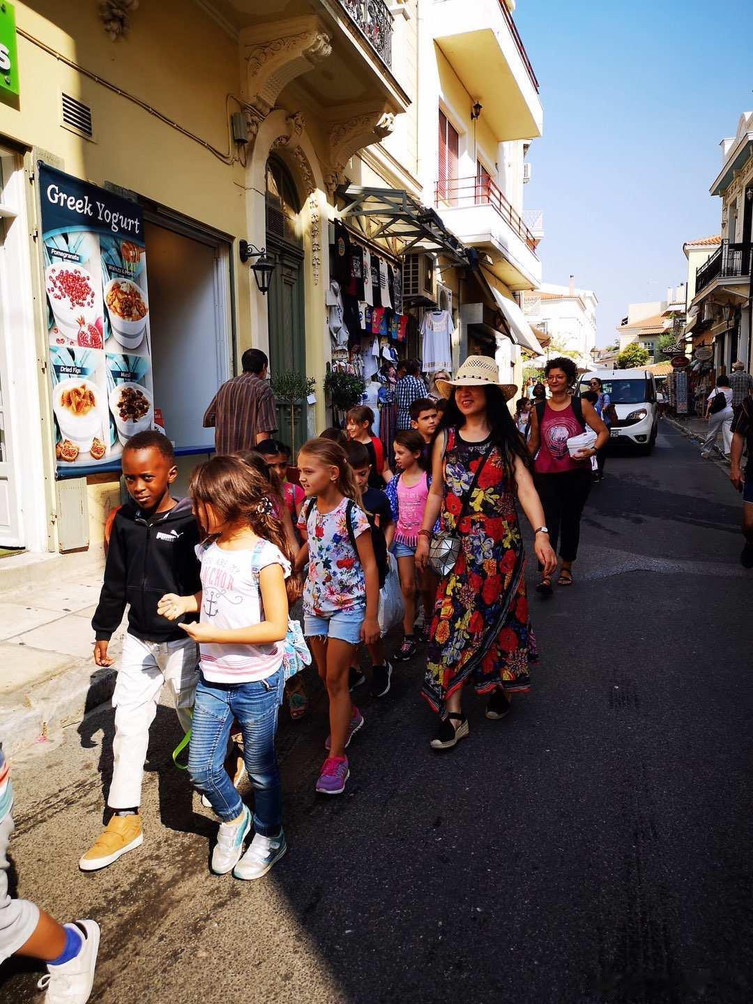 这十天在上海太遭罪了天热 周围邻居都去外地避暑了 一个人见不到在空调房沙发上躺着