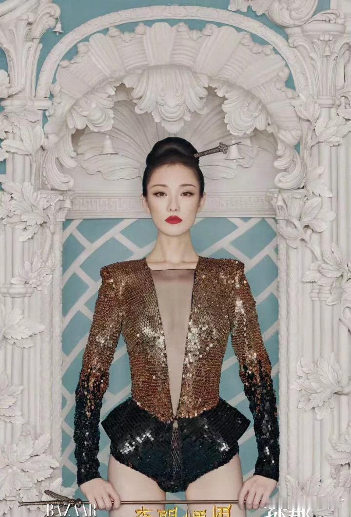 倪妮这张脸天生就是电影大花脸，高级又有故事感，时尚感更是绝了！ 