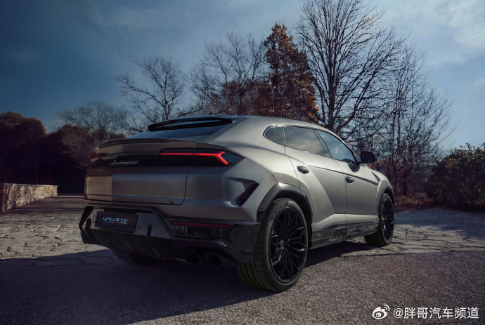 胖哥汽车频道 2026款兰博基尼Urus SE官图发布。新车搭载品牌全新徽章标识