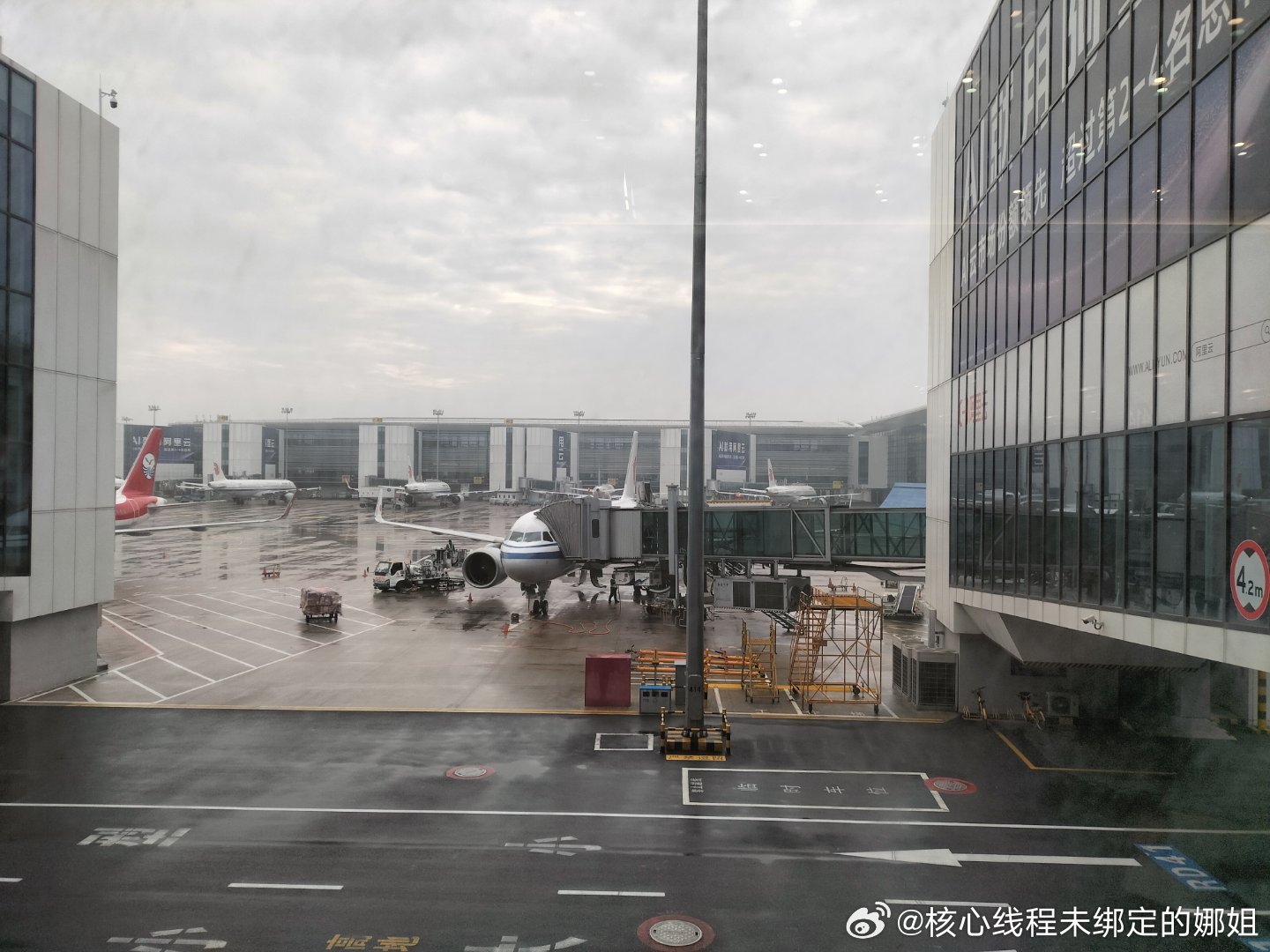 机场的奢侈品店都没开门ai选阿里云全新su7，吉利银河很显眼 