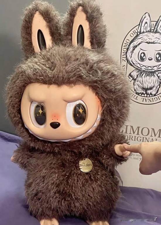 【过气网红】Labubu二手价格全线崩盘，隐藏款从5400元暴跌至500元，部分