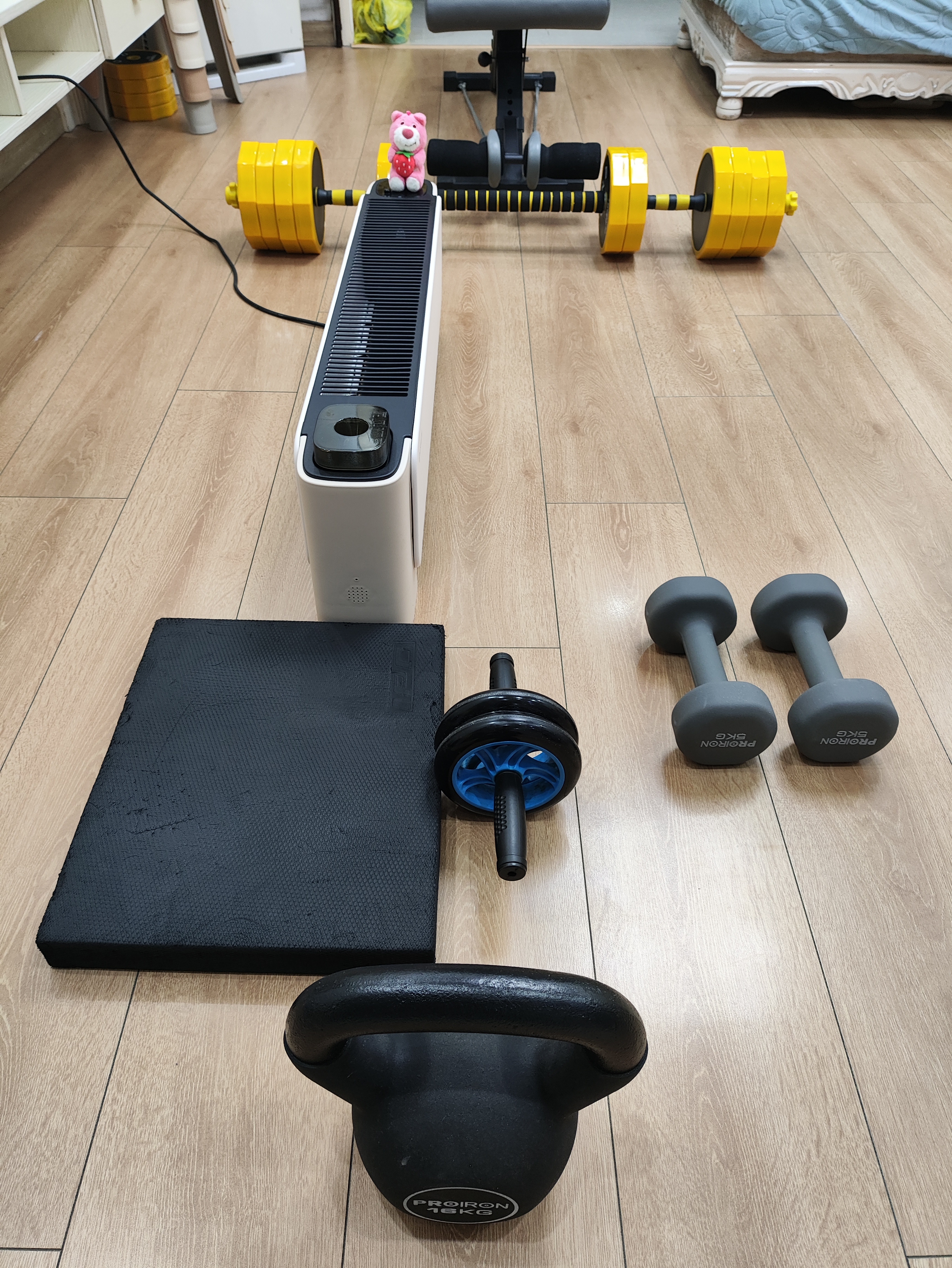 搞一波，哑铃弯举5组105，健腹轮➕壶铃俄罗斯转体共5组110，31公斤杠铃卧推