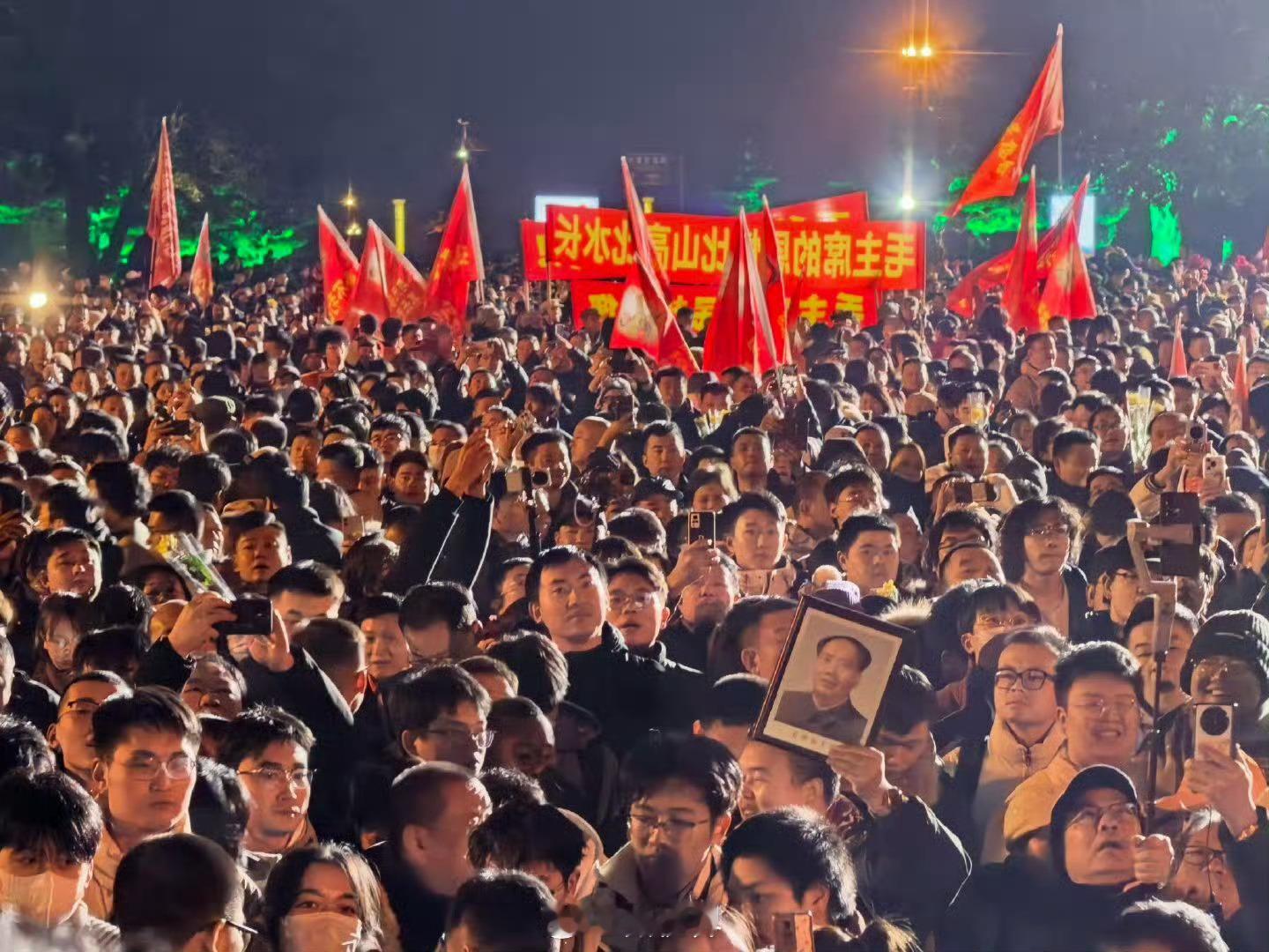 以往的胜利者都将成功归于自己。唯有教员转身指向身后的群 众，他说，人民才是创造历