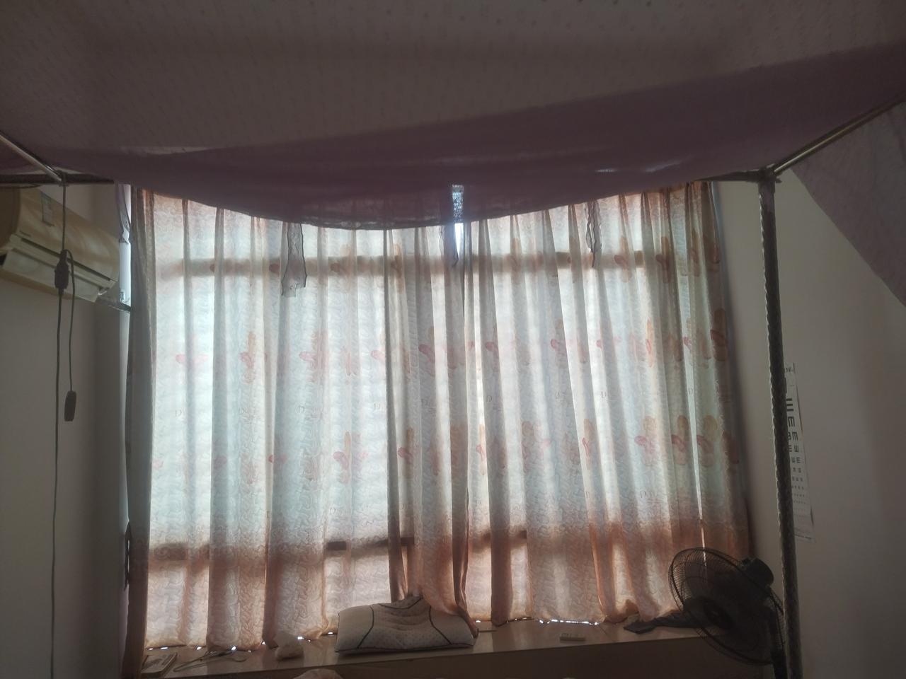 7点多，不想煲早餐的我，回到房间。
太阳已经爬高，阳光打在窗帘上，很慵懒。
我爬