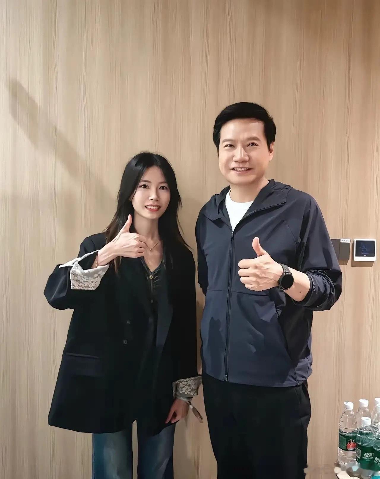 雷军：公开形象里，始终和异性保持清晰的社交距离这大概是他收获大量女粉丝的秘密吧！