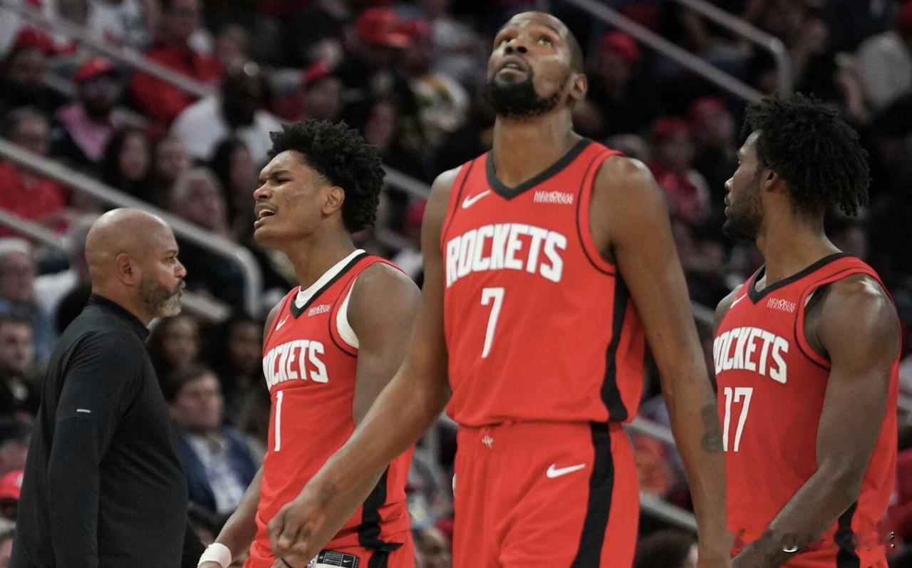 其实火箭应该发挥自己的锋线优势，主打快节奏篮球才是当下最好的解决方案。
新赛季开