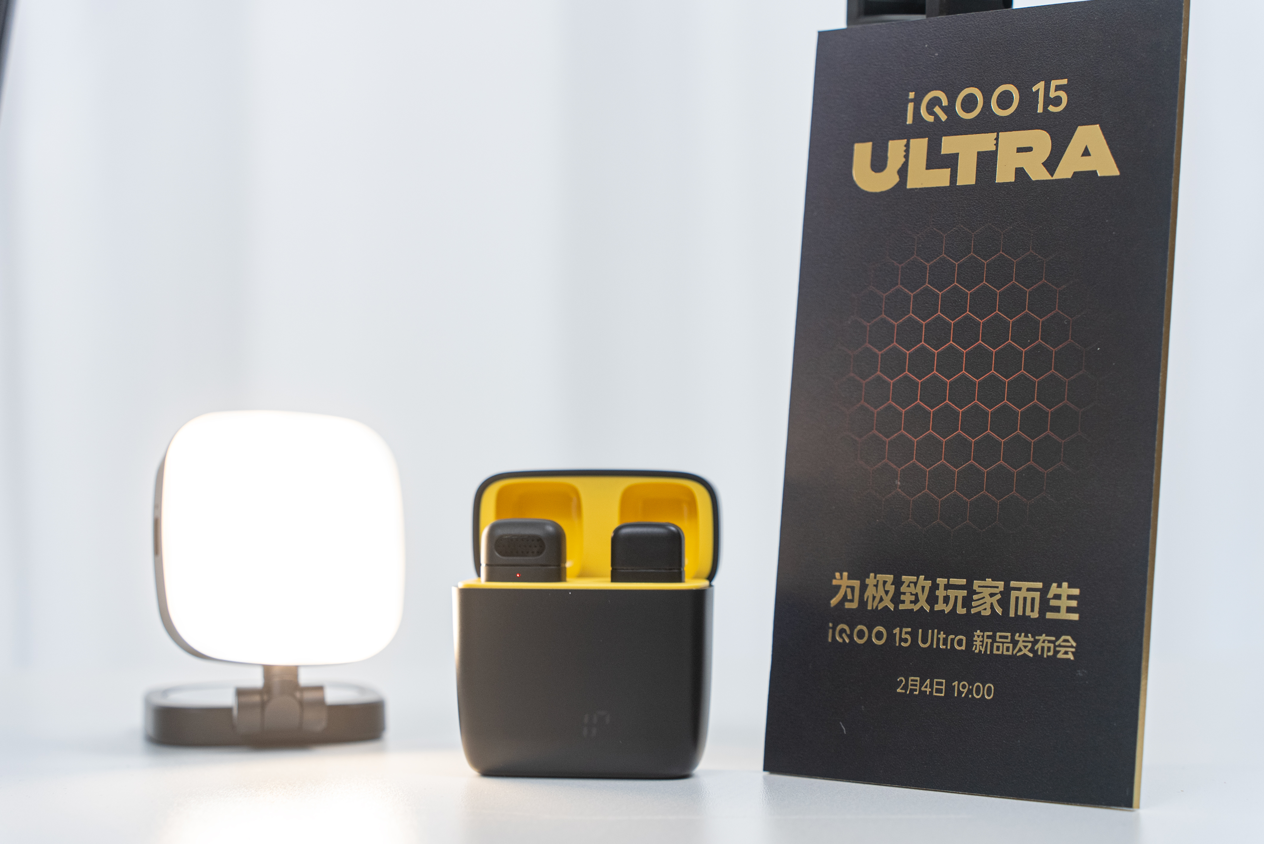 收到iQOO 15 Ultra的邀请函啦~里面是手机支架、补光灯和无线耳麦等超实