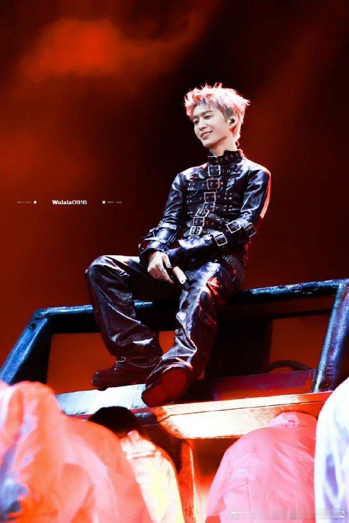 范丞丞帅成啥样了范丞丞你要不要看看你自己到底帅成啥样了！首秀直接炸翻全场，舞台表