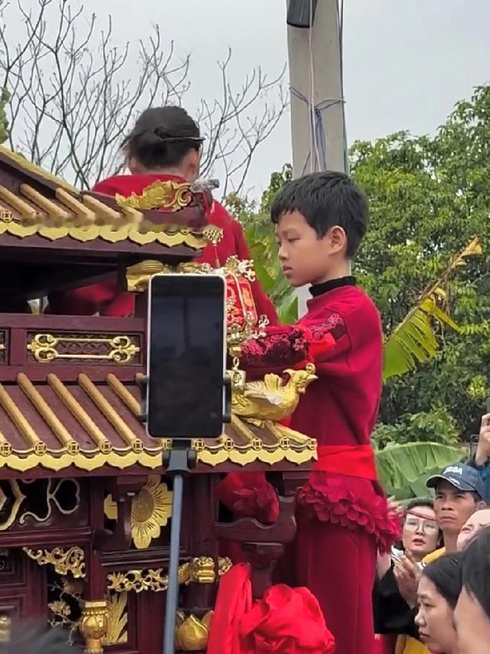广东湛江妈祖事件，当时网上就说掷圣杯八次没中，抬轿子抬不动，我就有点怀疑，八个大