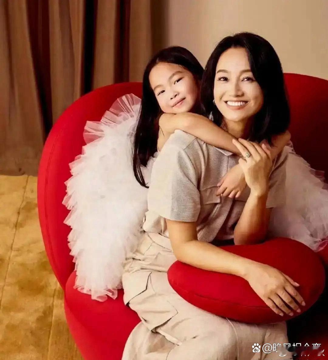 朱丹8岁小女儿终于亮相，看不出长得像爸爸还是像妈妈 ​​​