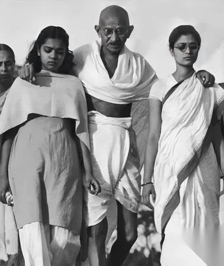 你敢信吗？

圣雄甘地私下

居然搞过这么离谱的操作？

当年为了锻炼禁欲的忍耐