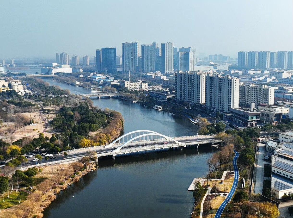 宁波慈溪幸福邻里工程绘制家门口的幸福拼图从方寸之间的运动场，到蜿蜒延伸的绿道；从