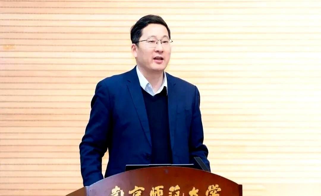南京师范大学的官网，最近悄悄更新了“现任领导”一栏。
点进去，一个新名字，陈庆荣