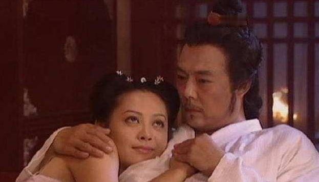 公元前246年，丞相吕不韦被秦国太后召见，两人在寝宫云雨。之后，赵姬屡次三番邀他