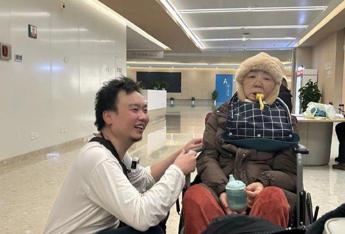 没有灵堂，没有仪式，没有告别——熊天琪的母亲，那位曾在今年1月街头碰瓷货车的患癌