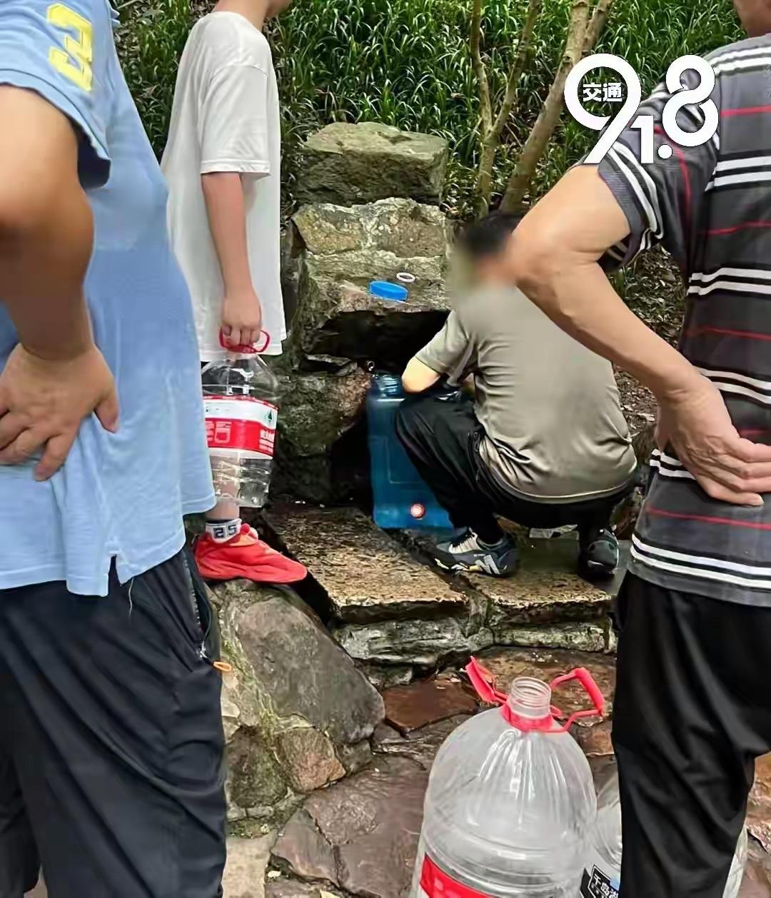 虎跑泉接水起争议！游客仅接3秒体验，却被排队市民反复劝退

7月22日，外地游客
