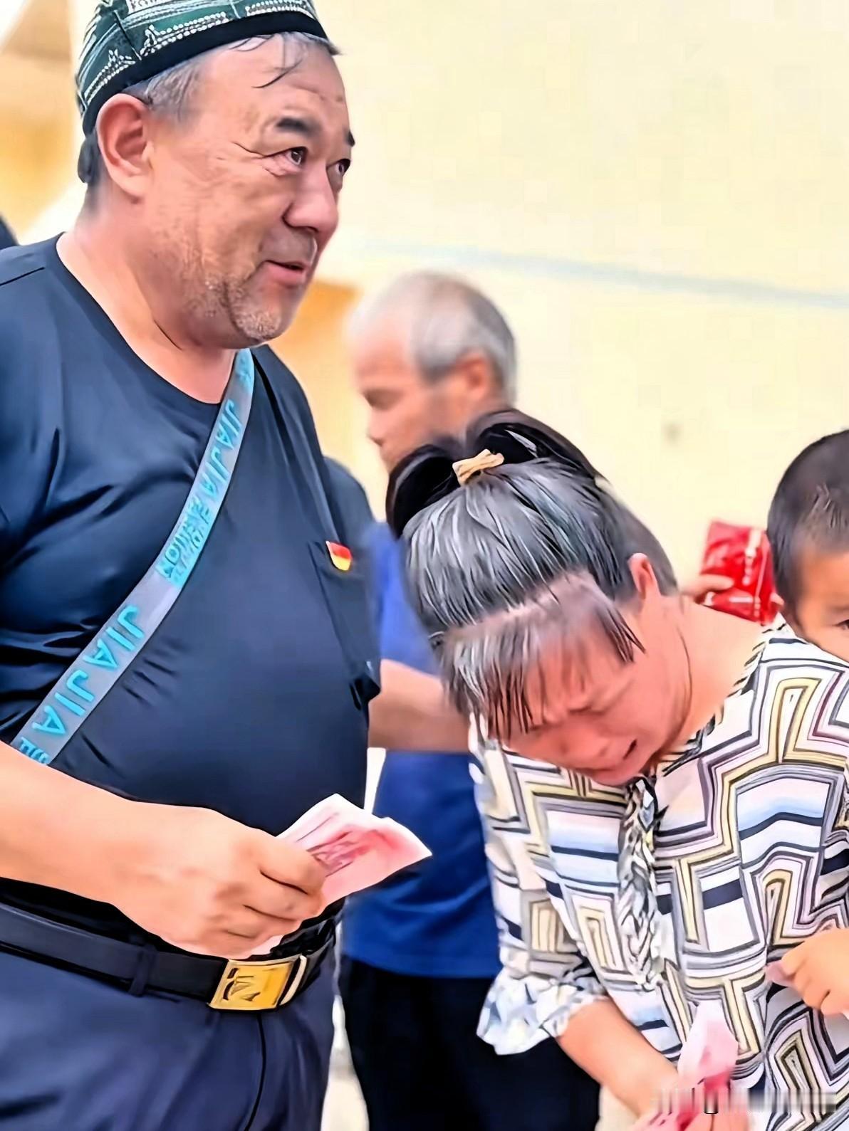 新疆大叔阿里木江·哈力克，跑了四千多公里。
从乌鲁木齐直奔广西横州灾区，揣着现金